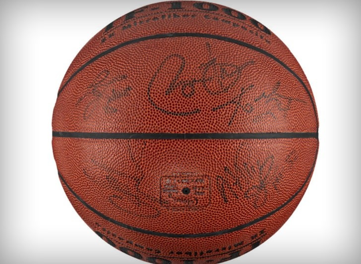 Мяч с автографами Обамы, Коби, Мэджика и Леброна выставлен на аукцион