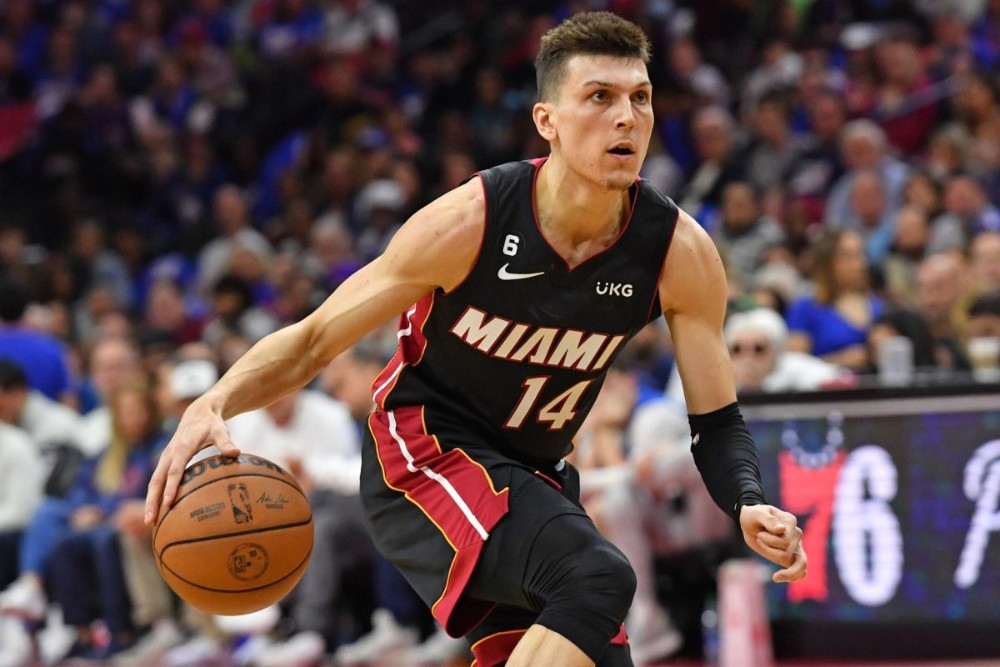 Юта чикаго. Tyler Herro. Баскетболисты НБА 2023. Баскетбольная площадка Денвер Наггетс. Джимми Батлер Майами хит HD.