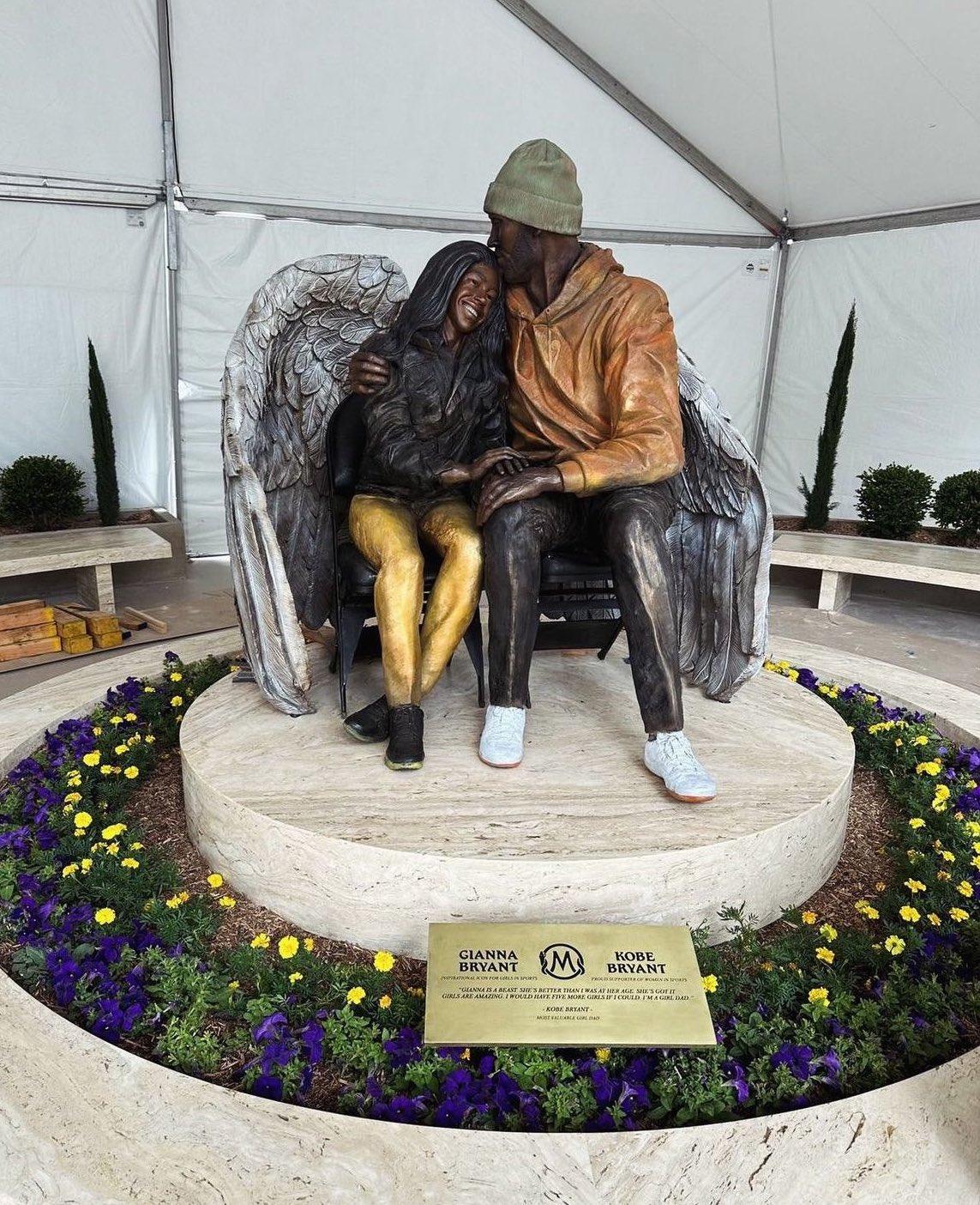 «Лейкерс» официально открыли статую Коби Брайанта с дочерью Джанной